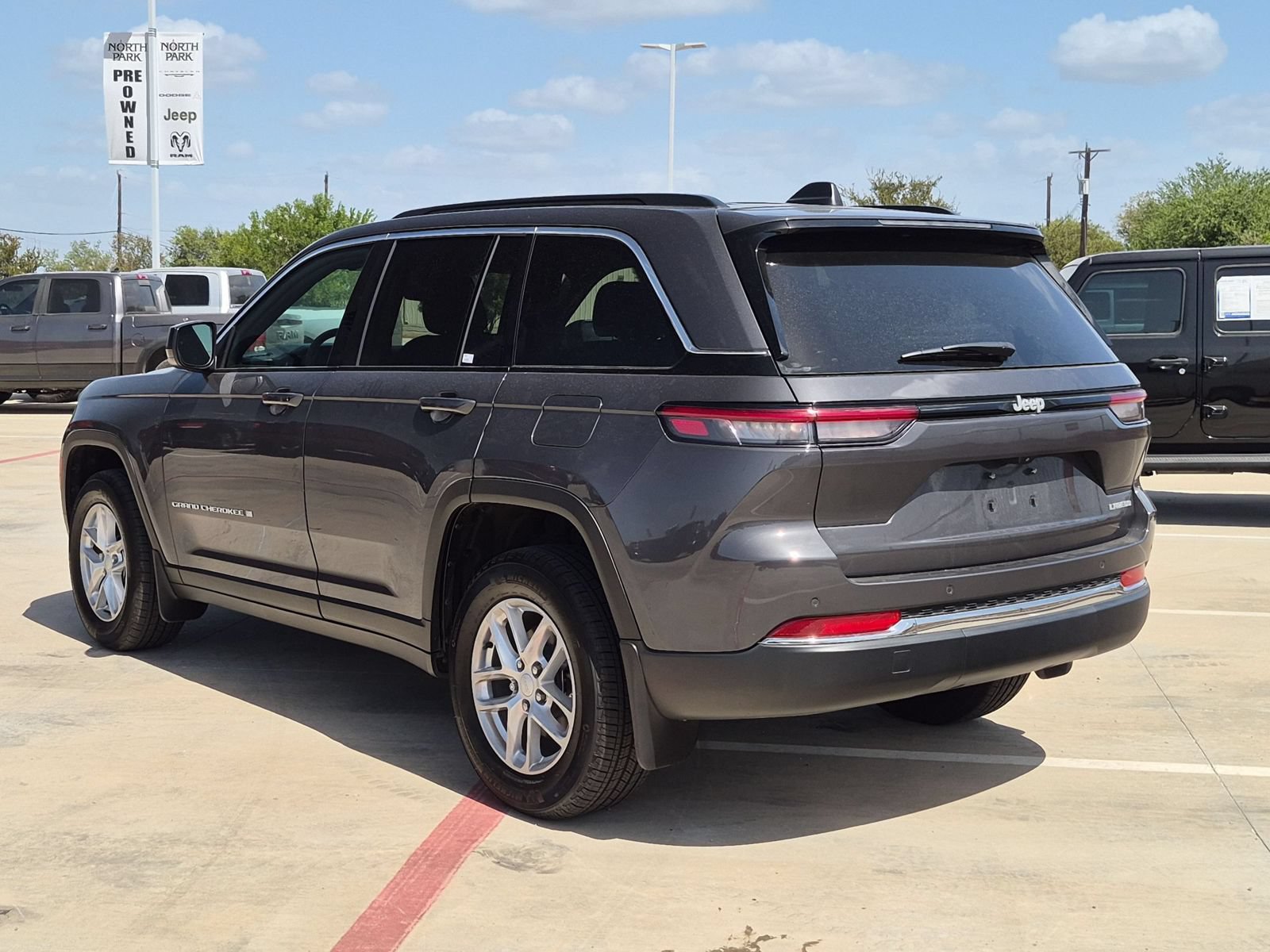 Used 2025 Jeep Grand Cherokee Laredo RWD image 5
