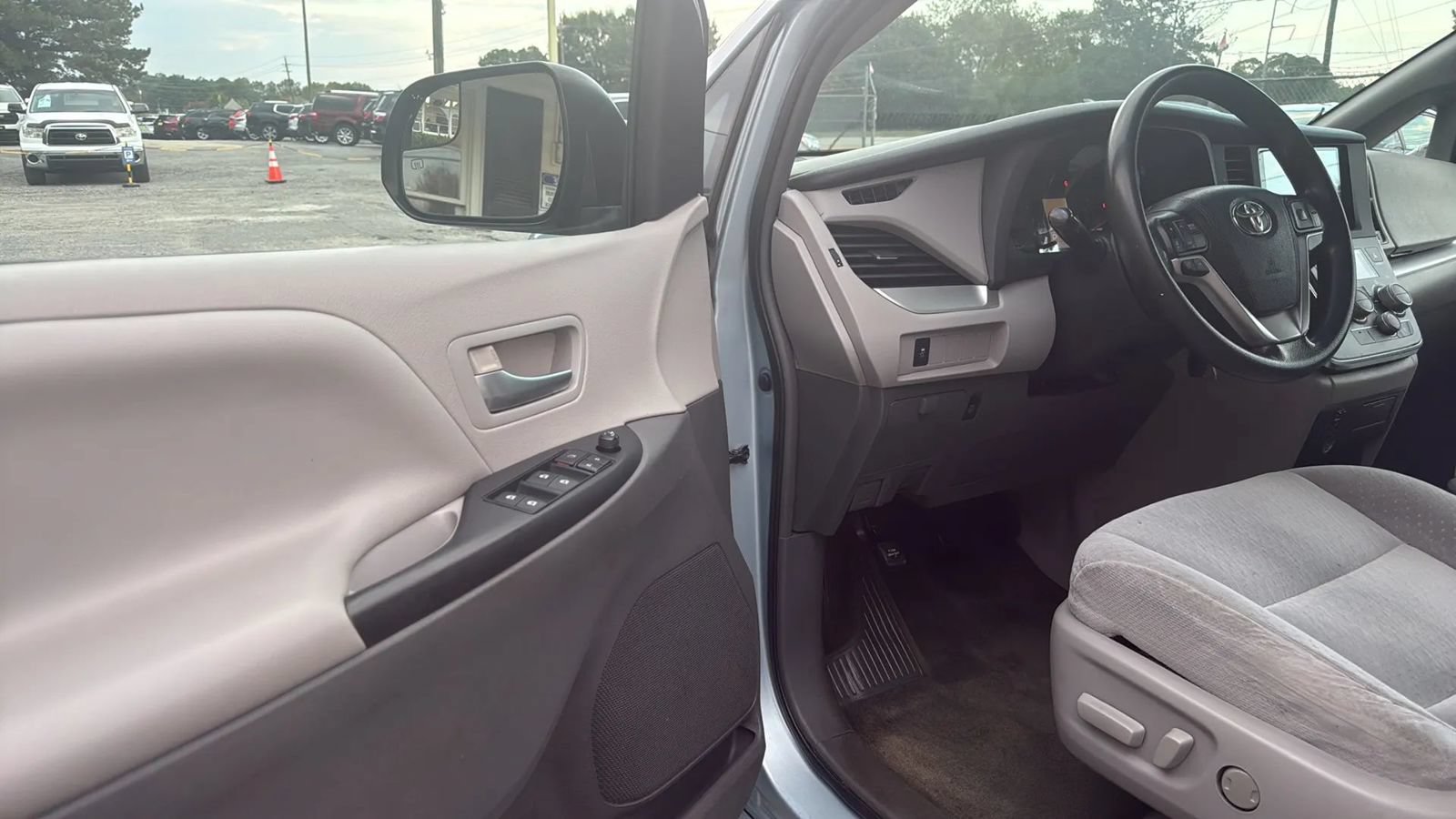 Used 2015 Toyota Sienna LE FWD image 9