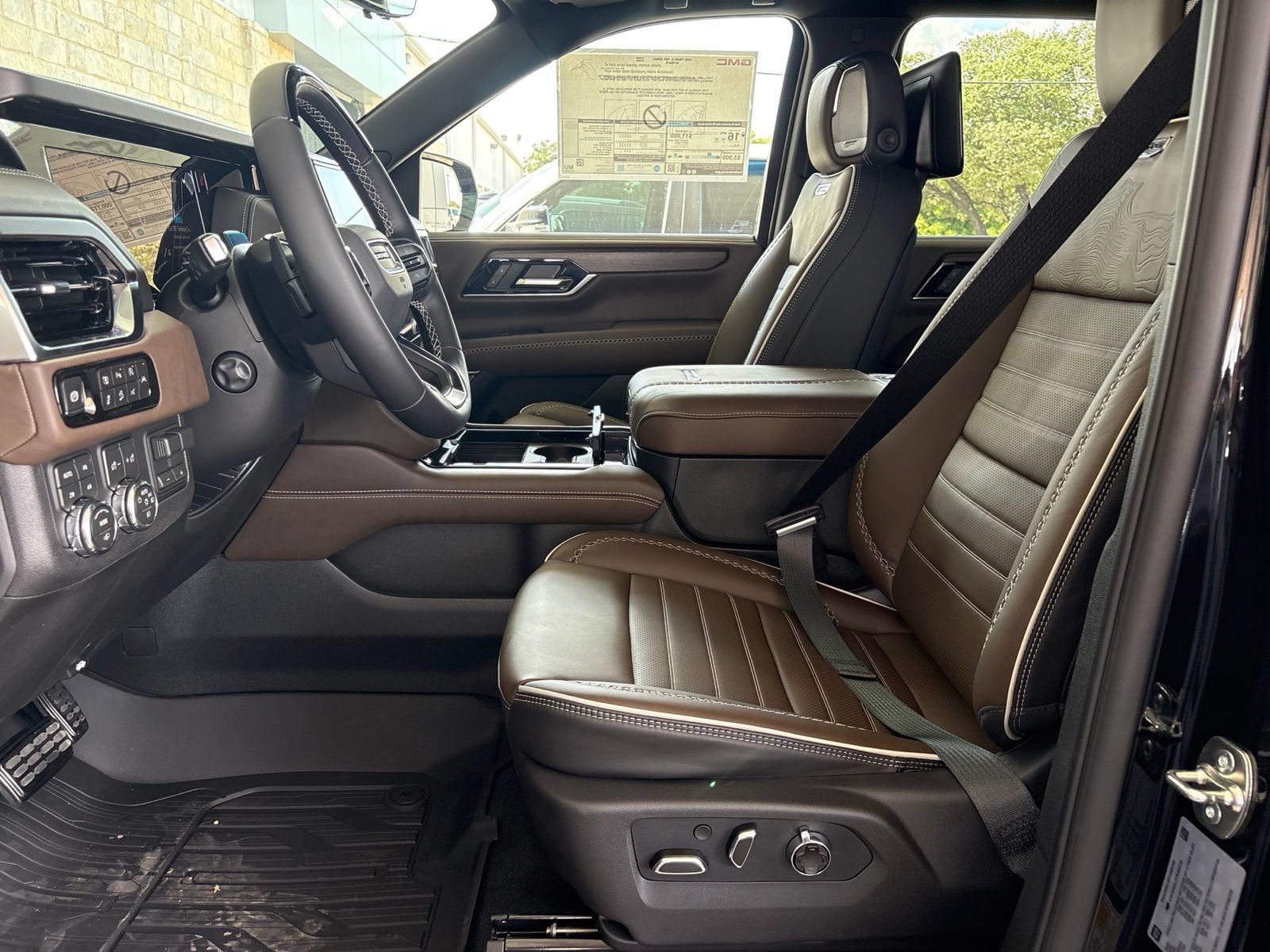 New 2026 GMC Yukon XL Denali Ultimate w/ LPO, Floor Liner Package AWD/4WD image 17