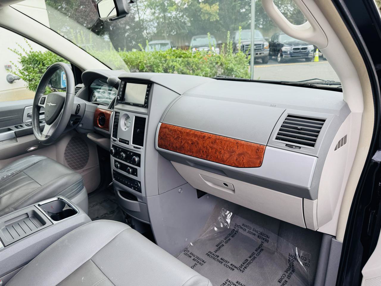 Used 2008 Chrysler Town & Country Touring FWD image 23