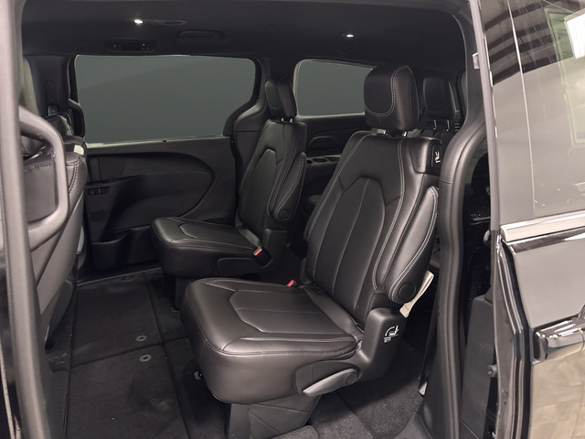New 2026 Chrysler Pacifica Select AWD/4WD image 30