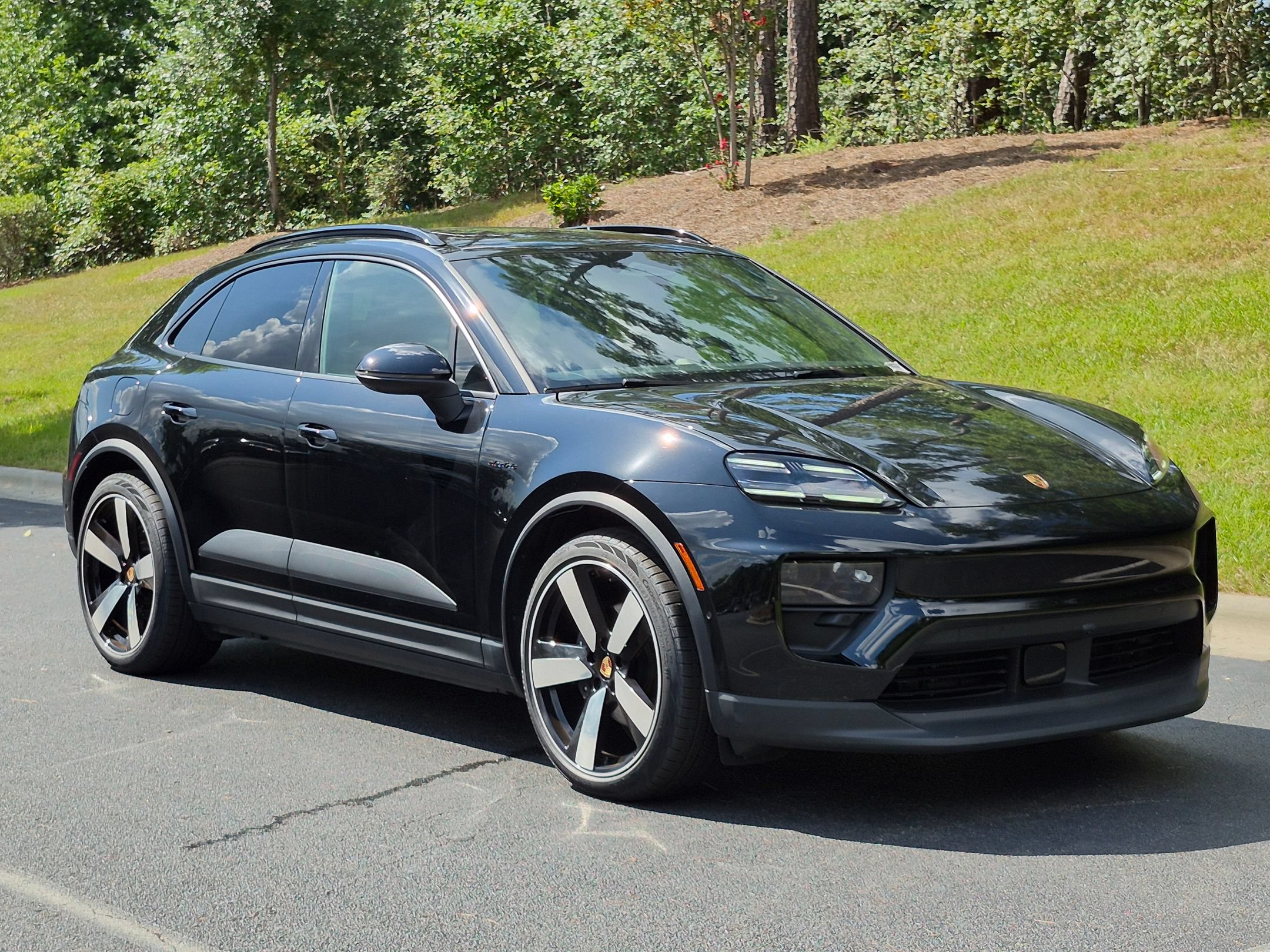 Certified 2025 Porsche Macan 4 Electric AWD/4WD image 34