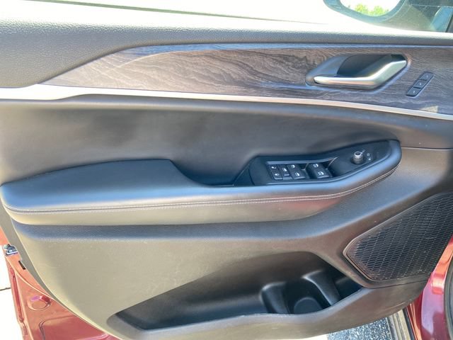 Used 2023 Jeep Grand Cherokee Limited AWD/4WD image 17