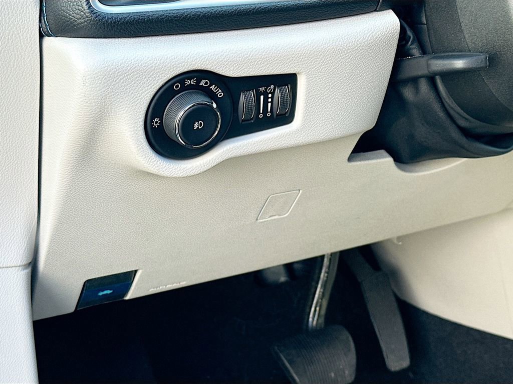 Used 2021 Chrysler Pacifica Touring-L image 10