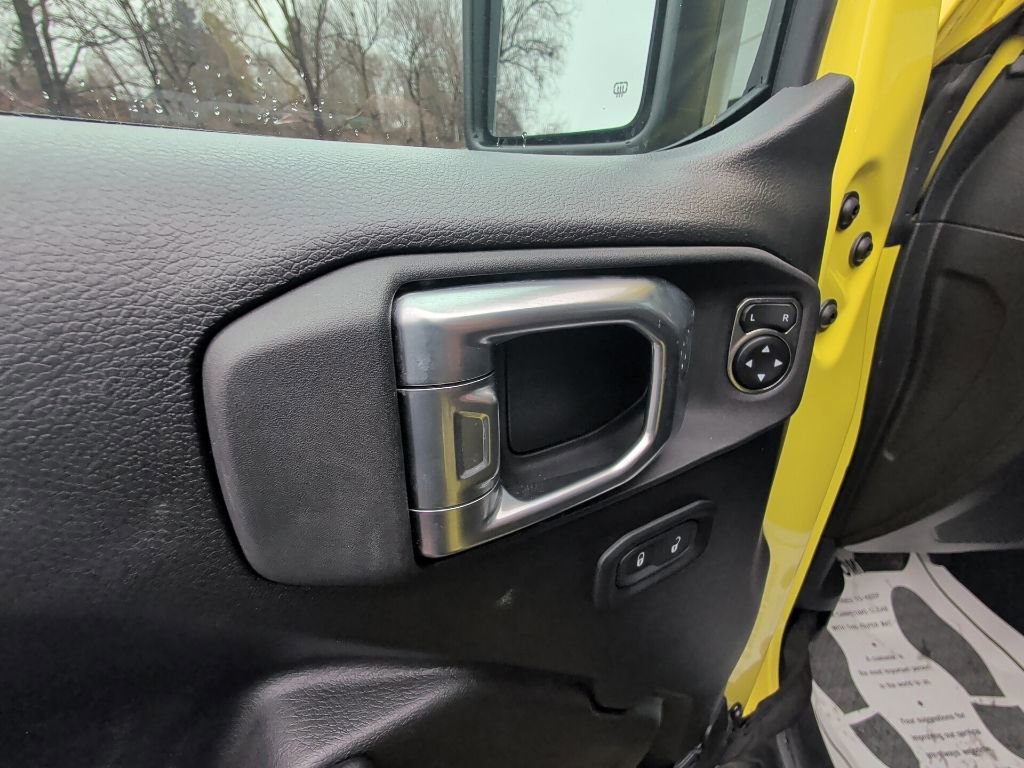 Used 2023 Jeep Wrangler Unlimited Rubicon w/ Cold Weather Group AWD/4WD image 11