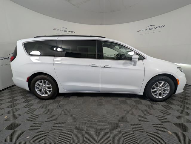 Used 2022 Chrysler Pacifica Touring-L image 9