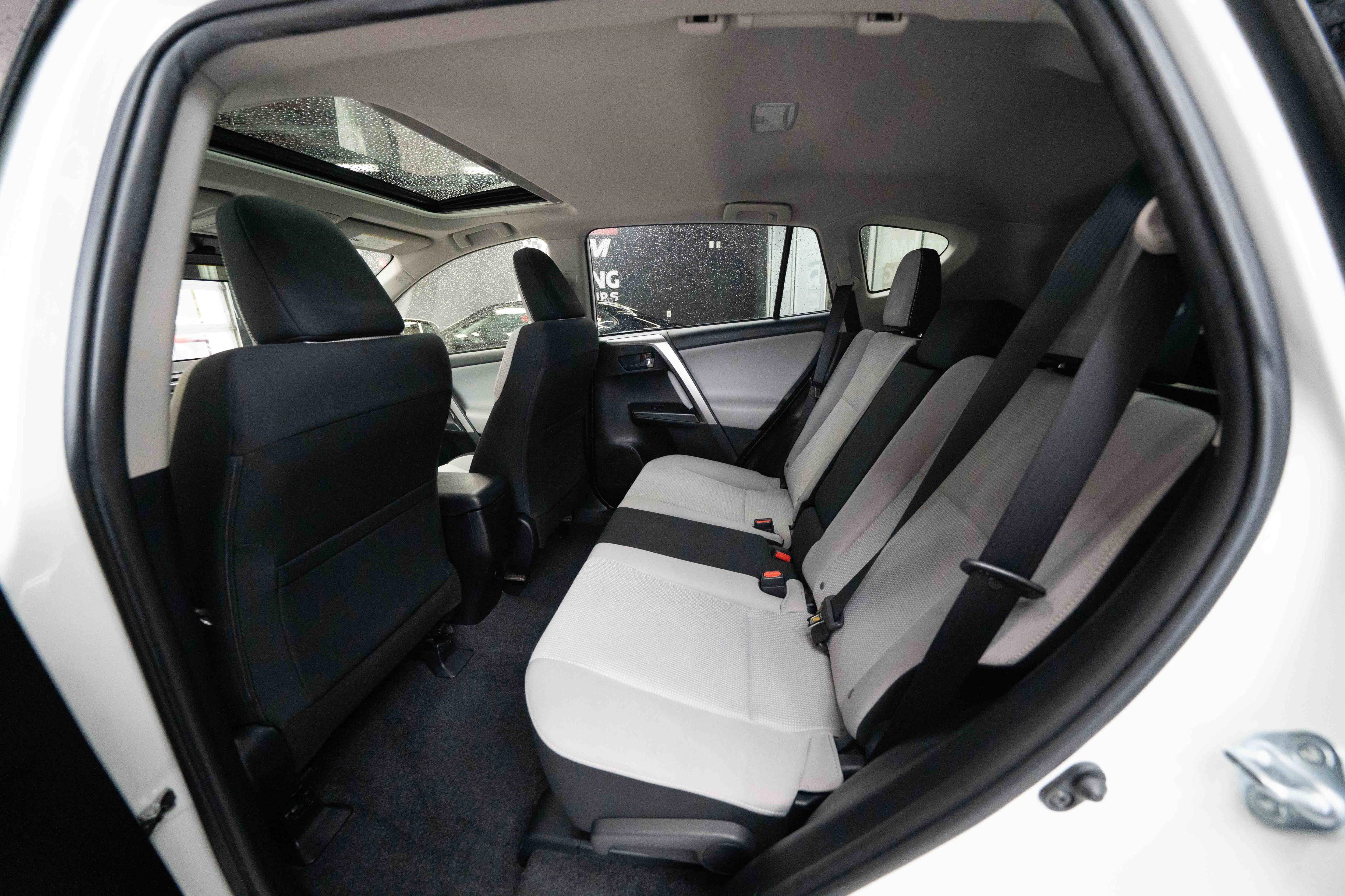 Used 2018 Toyota RAV4 XLE AWD/4WD image 24