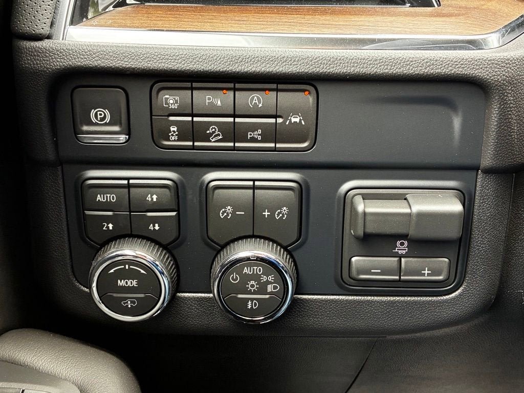 New 2026 Chevrolet Suburban High Country AWD/4WD image 9