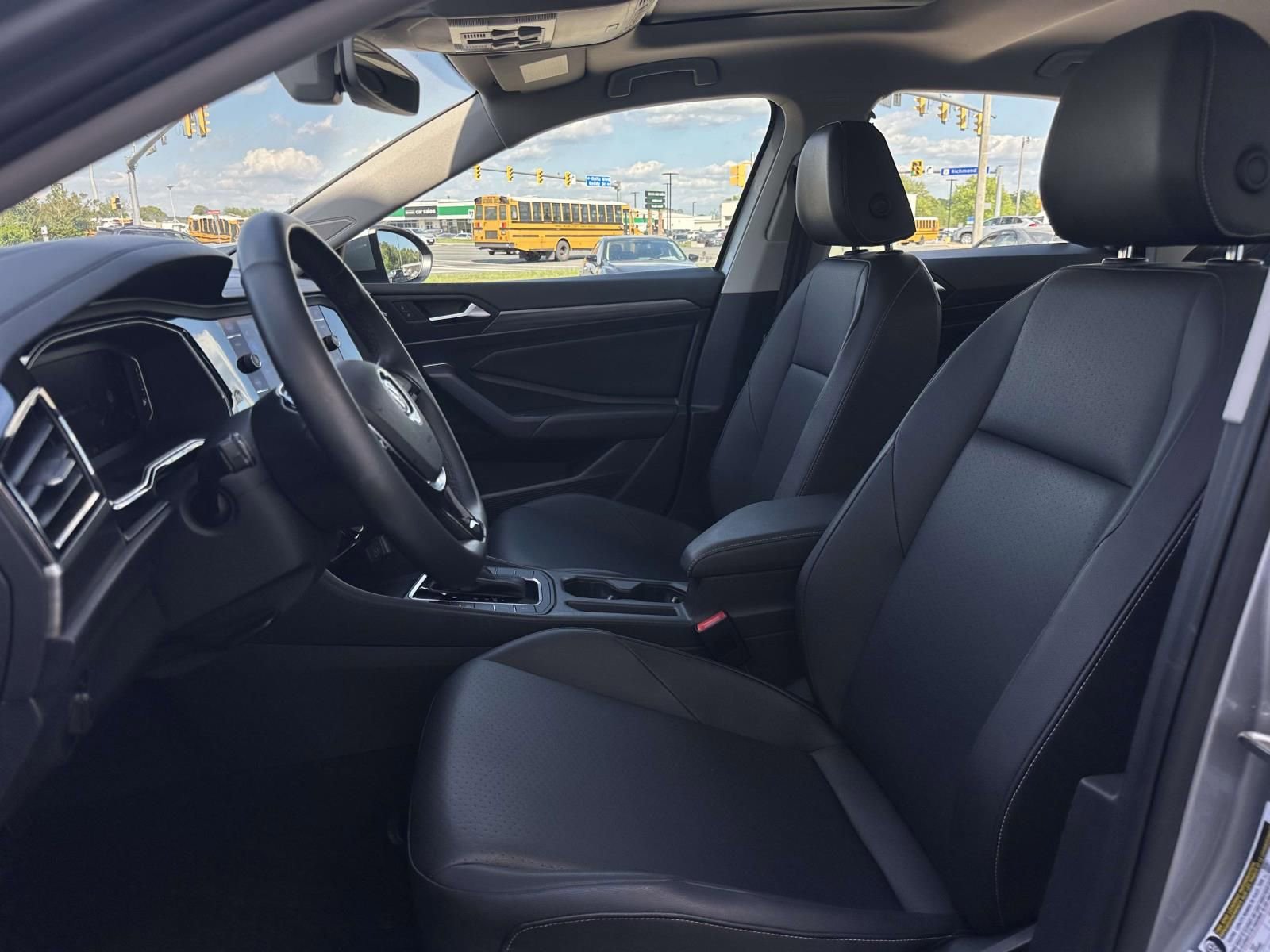 Used 2019 Volkswagen Jetta SEL w/ Cold Weather Package FWD image 15