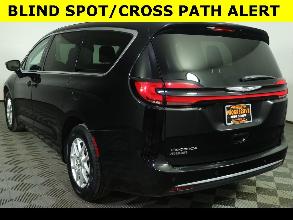 Used 2024 Chrysler Pacifica Touring-L image 12