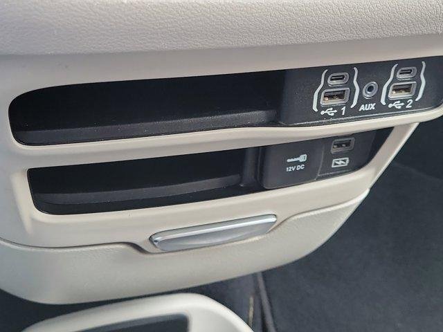 Used 2022 Chrysler Pacifica Touring-L image 31