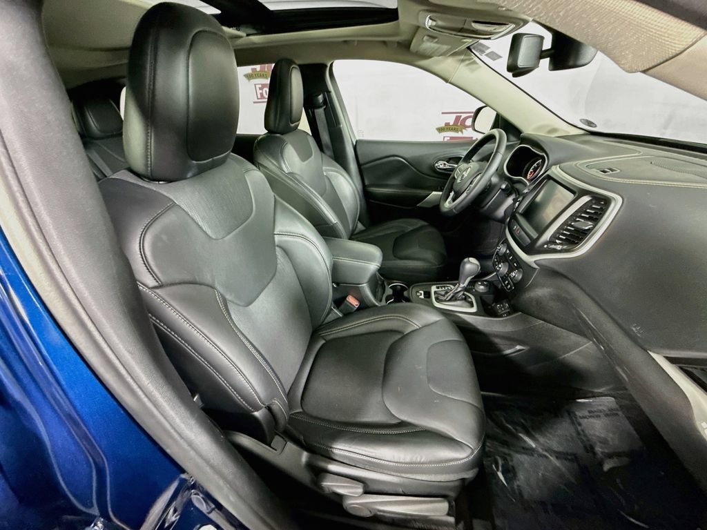 Used 2018 Jeep Cherokee Latitude Plus w/ Comfort/Convenience Group AWD/4WD image 32