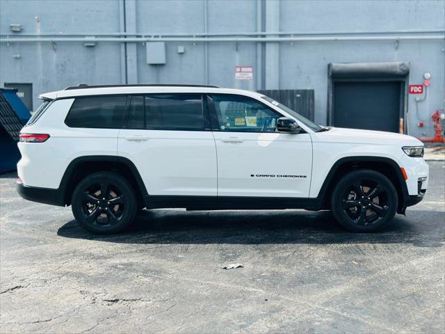 Used 2023 Jeep Grand Cherokee L Limited w/ Black Appearance Package RWD image 9