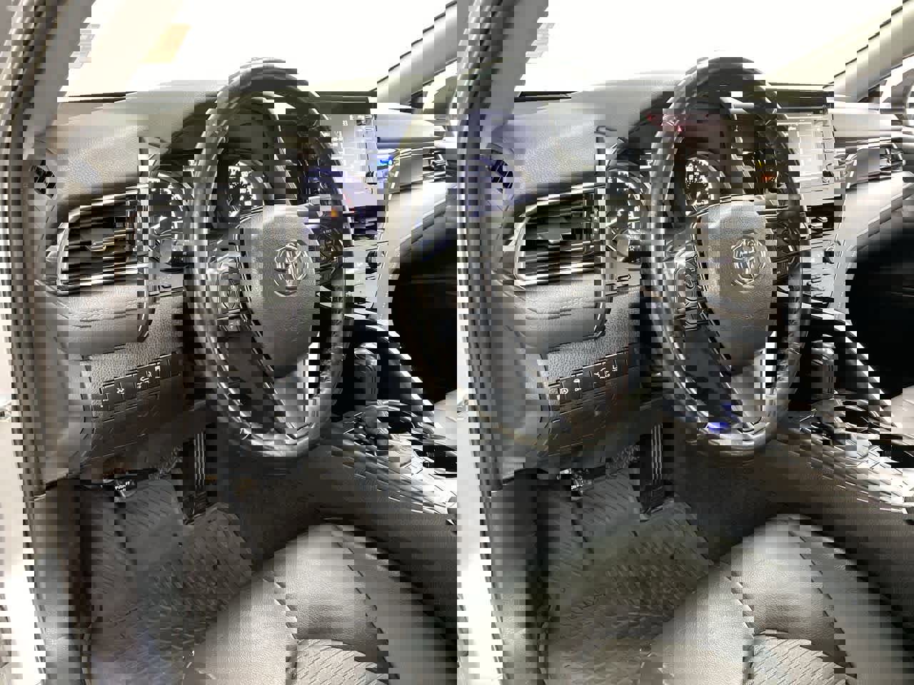 Used 2024 Toyota Camry SE image 2