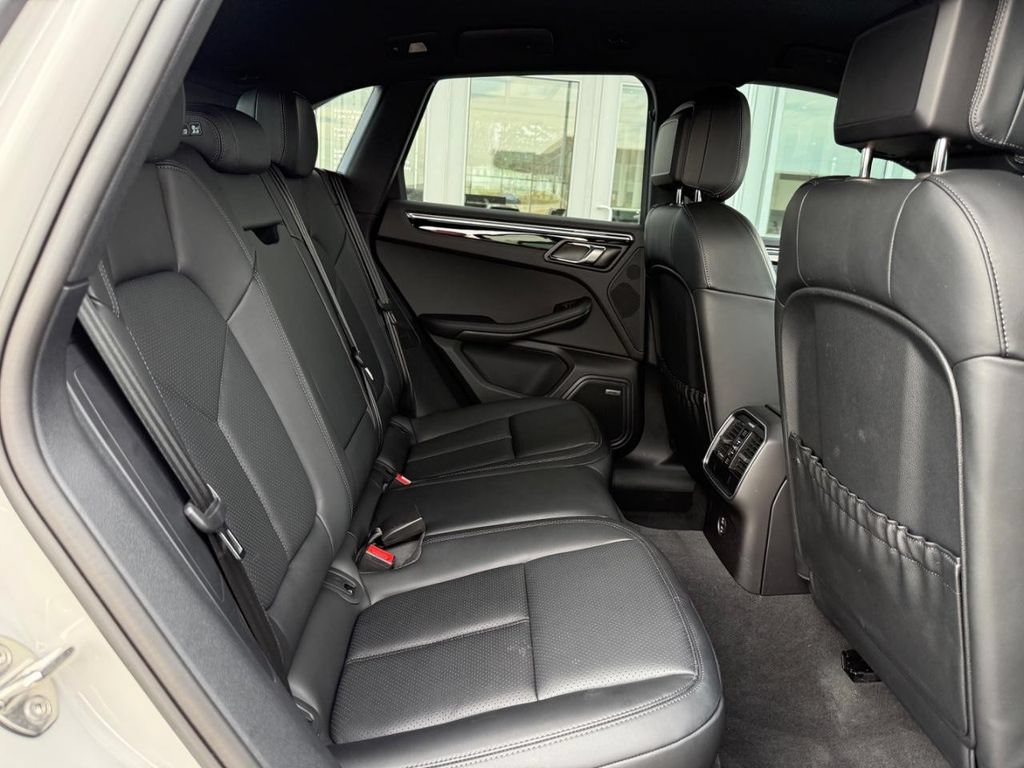 Used 2025 Porsche Macan AWD/4WD image 16