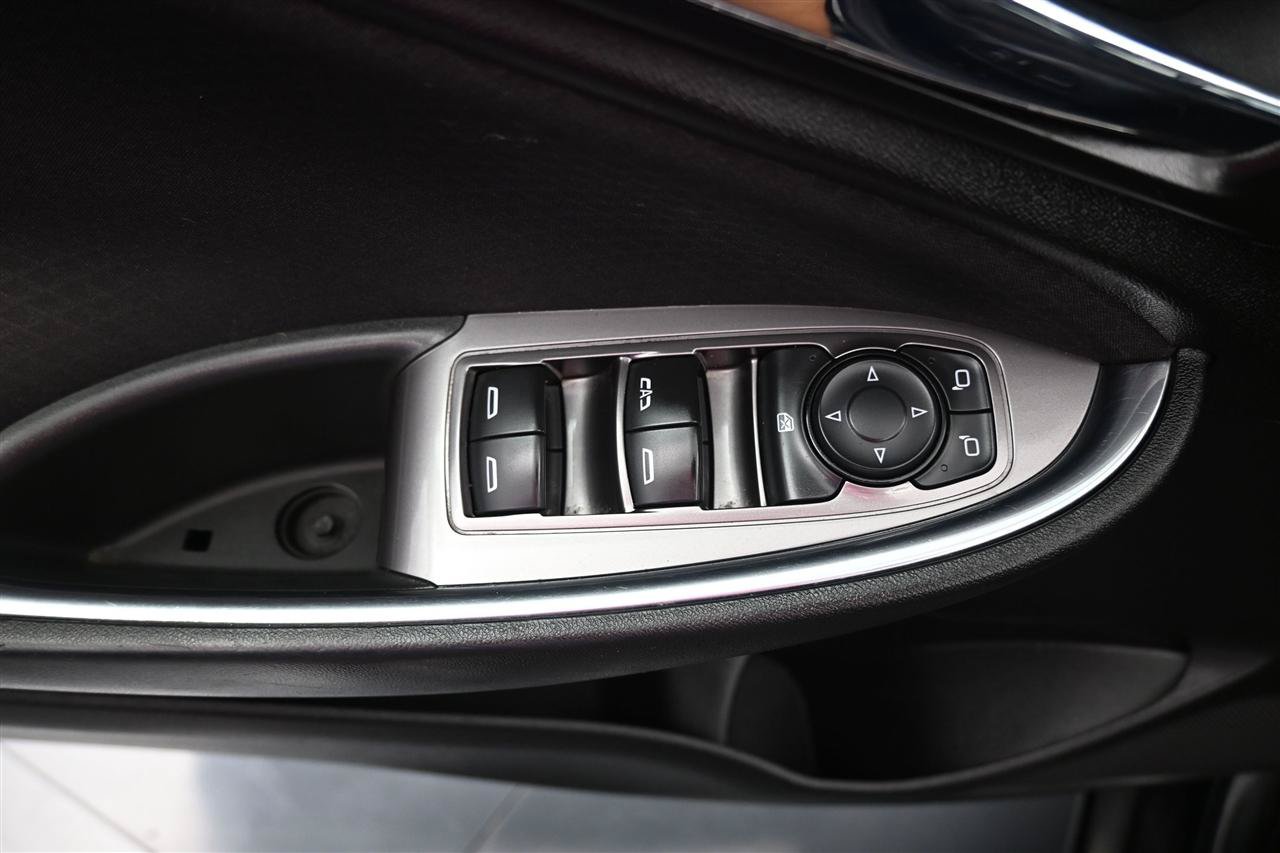 Used 2018 Chevrolet Malibu LT FWD image 11