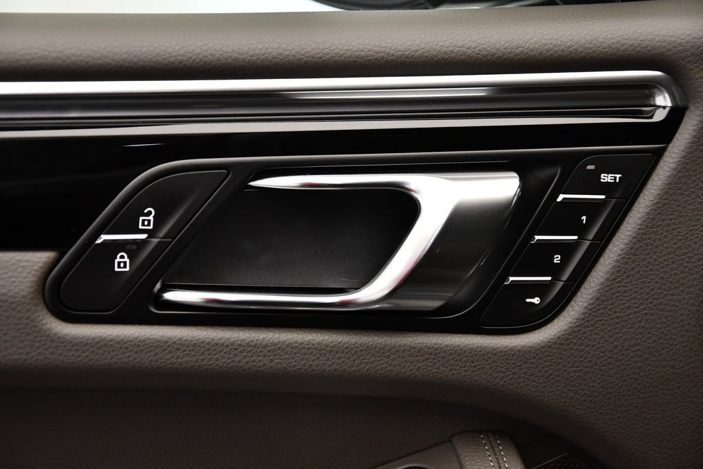 Used 2025 Porsche Macan image 31