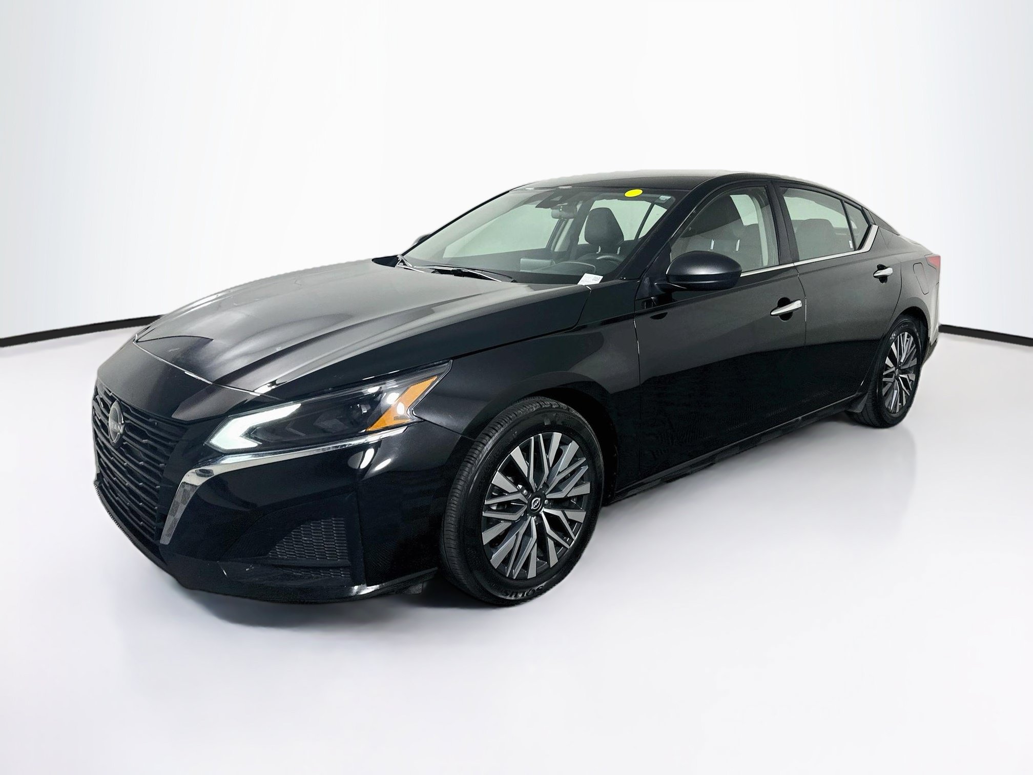 Used 2025 Nissan Altima 2.5 SV FWD image 3