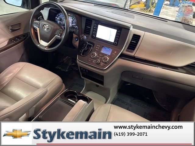 Used 2019 Toyota Sienna XLE w/ XLE Navigation Package FWD image 13
