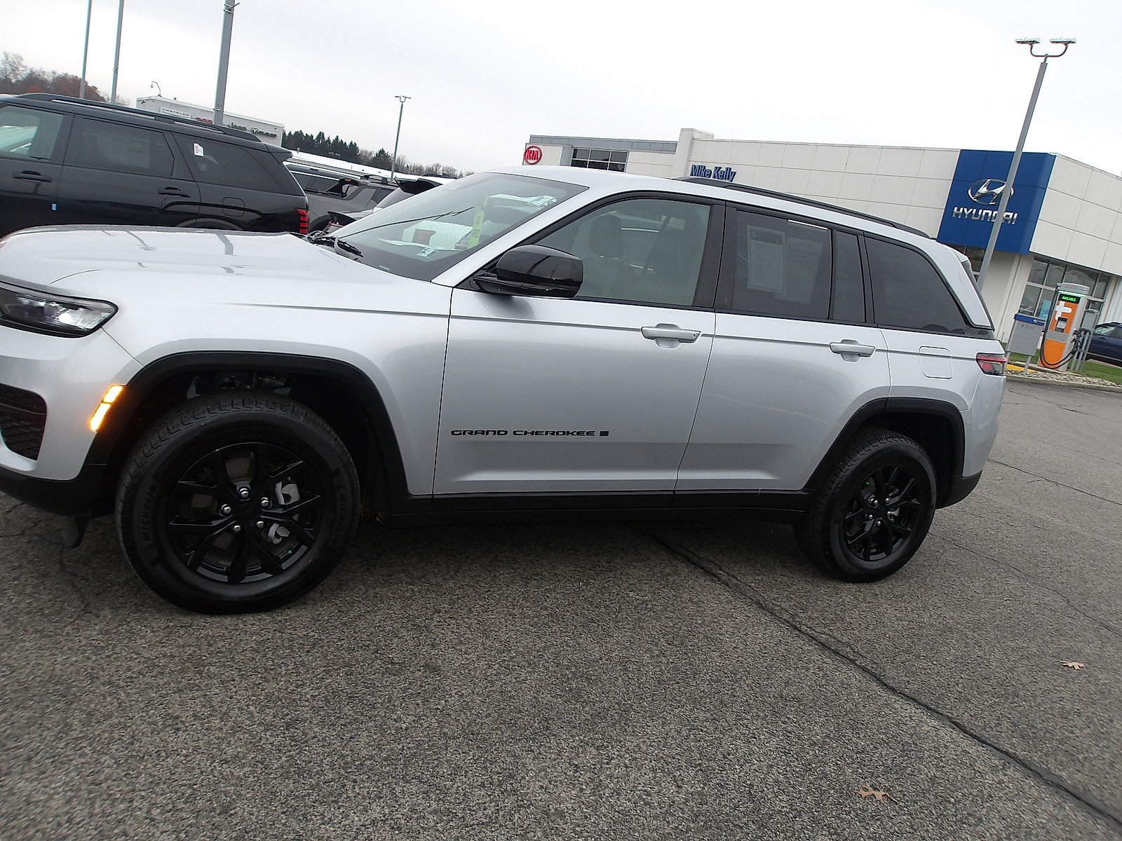 Used 2025 Jeep Grand Cherokee Altitude image 4
