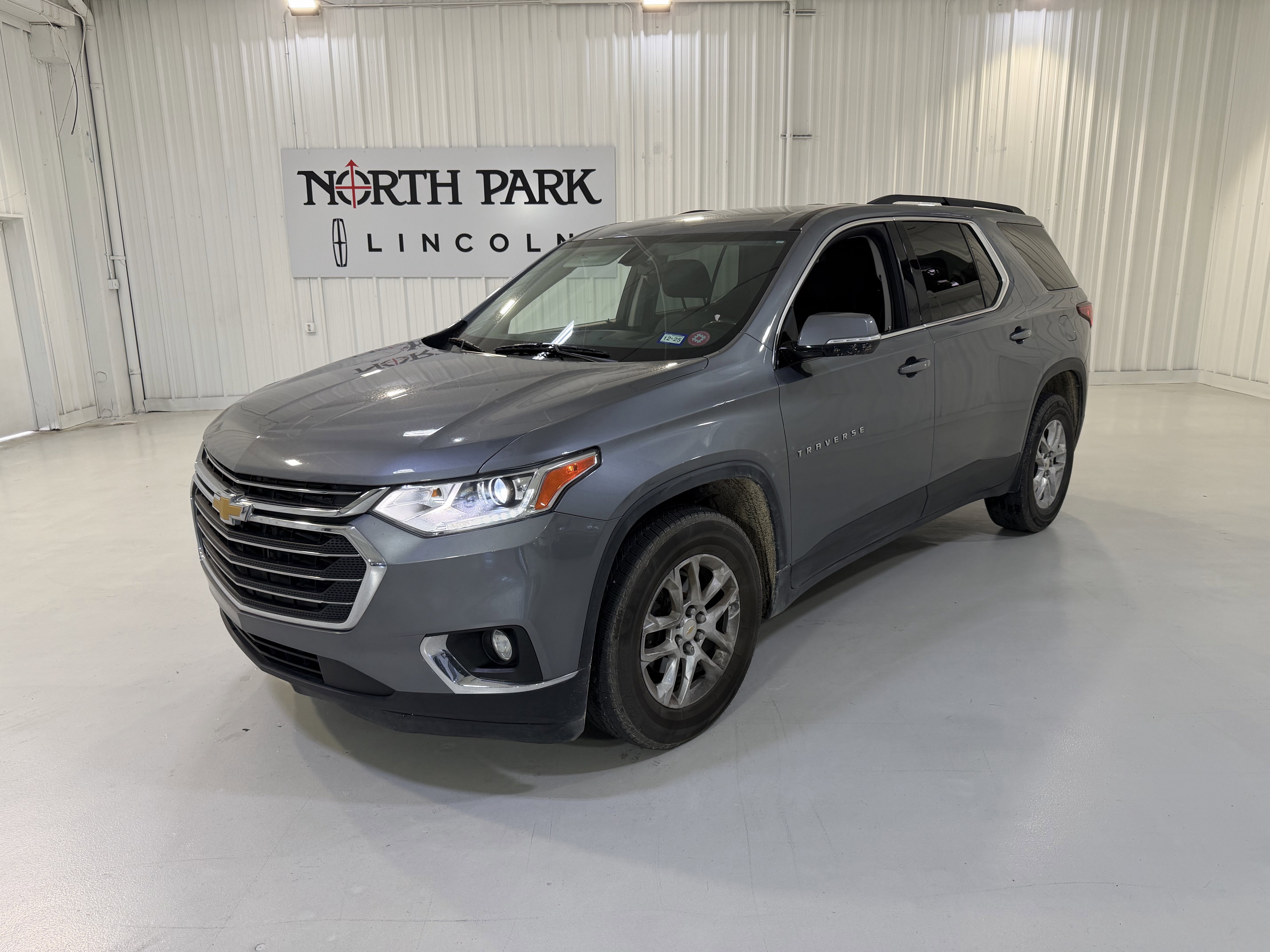 Used 2019 Chevrolet Traverse LT FWD image 1