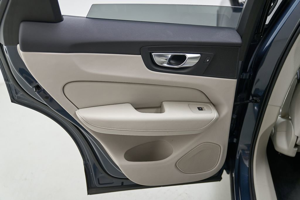 Certified 2023 Volvo XC60 B6 Ultimate w/ Protection Package Premier AWD/4WD image 18