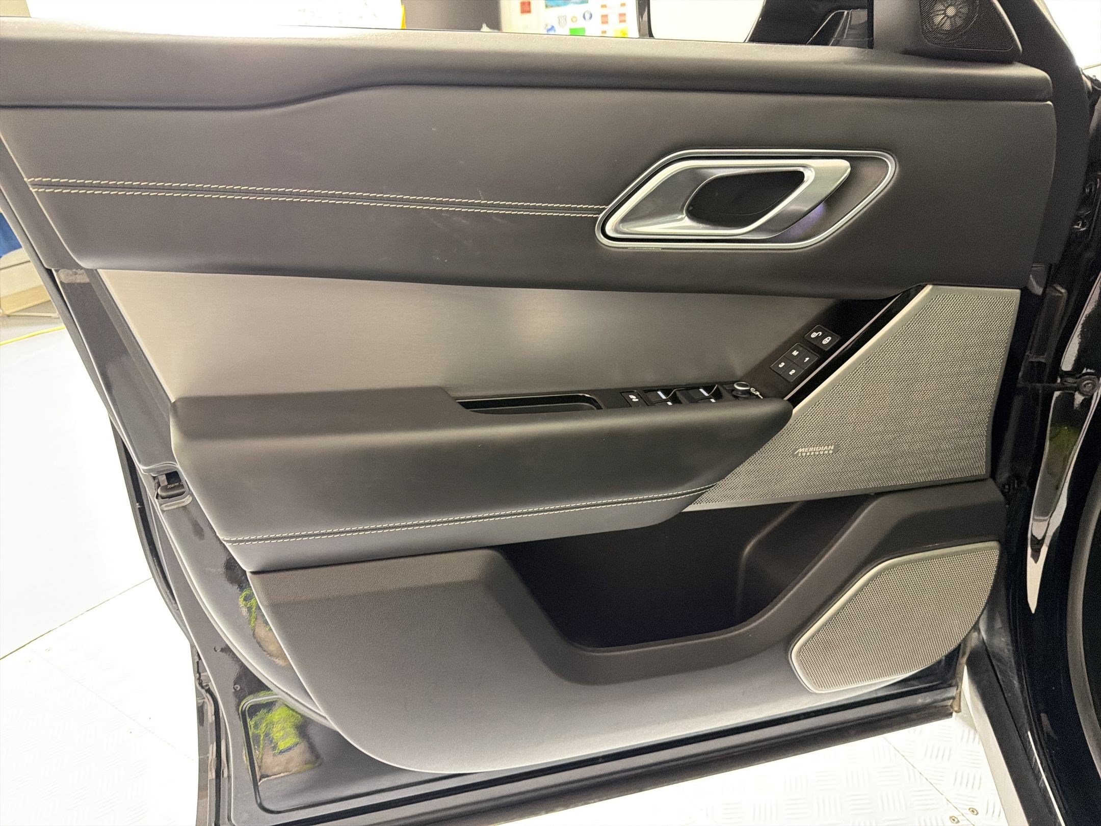 Used 2018 Land Rover Range Rover Velar R-Dynamic HSE AWD/4WD image 11
