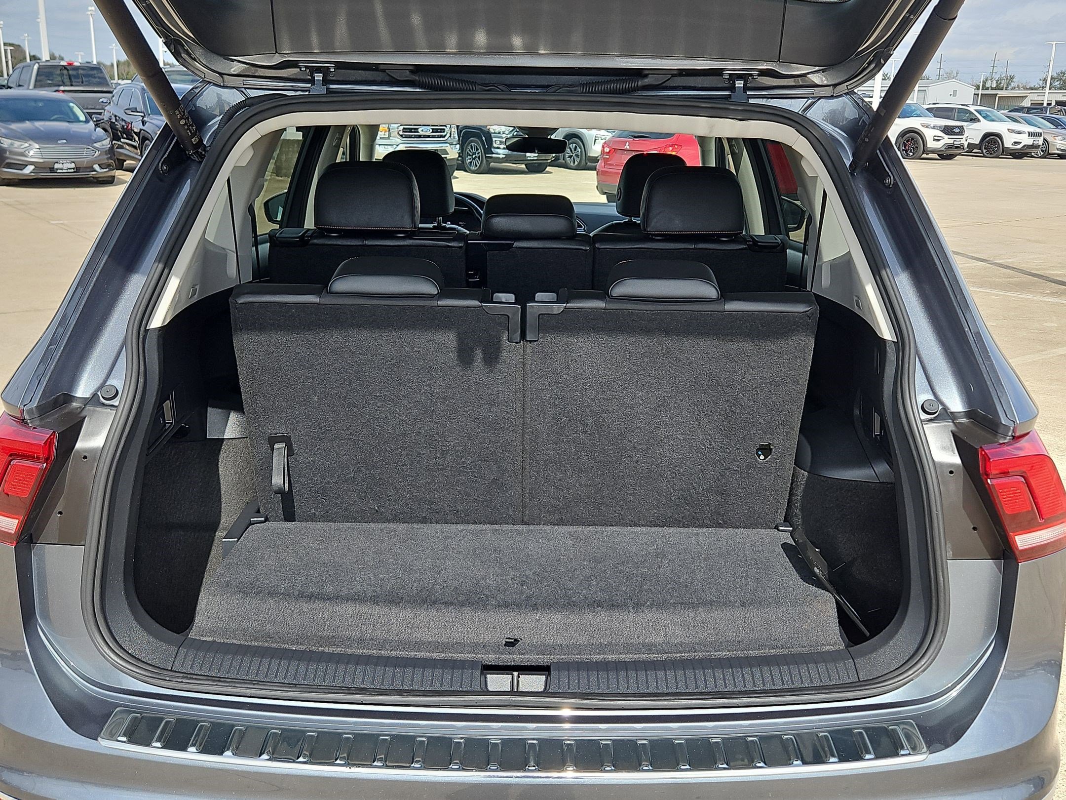 Used 2024 Volkswagen Tiguan Wolfsburg Edition image 28