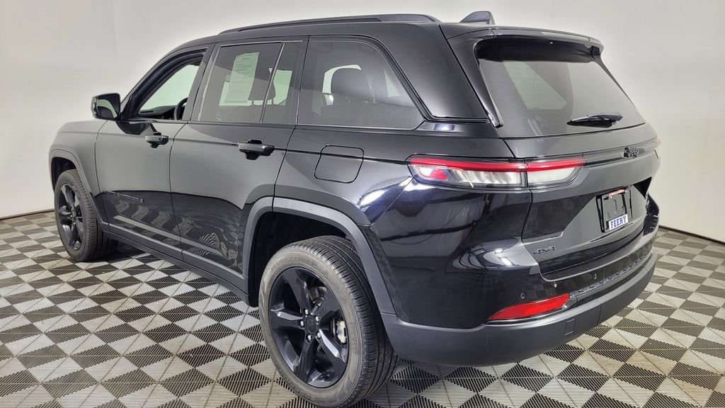 Used 2023 Jeep Grand Cherokee Limited w/ Black Appearance Package image 6