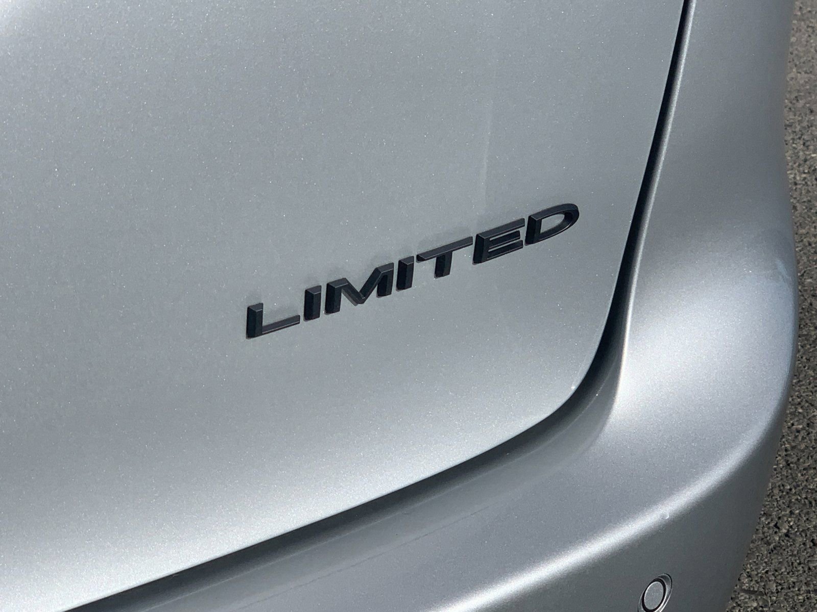 New 2026 Chrysler Pacifica Limited w/ Uconnect Theater Family Group image 37