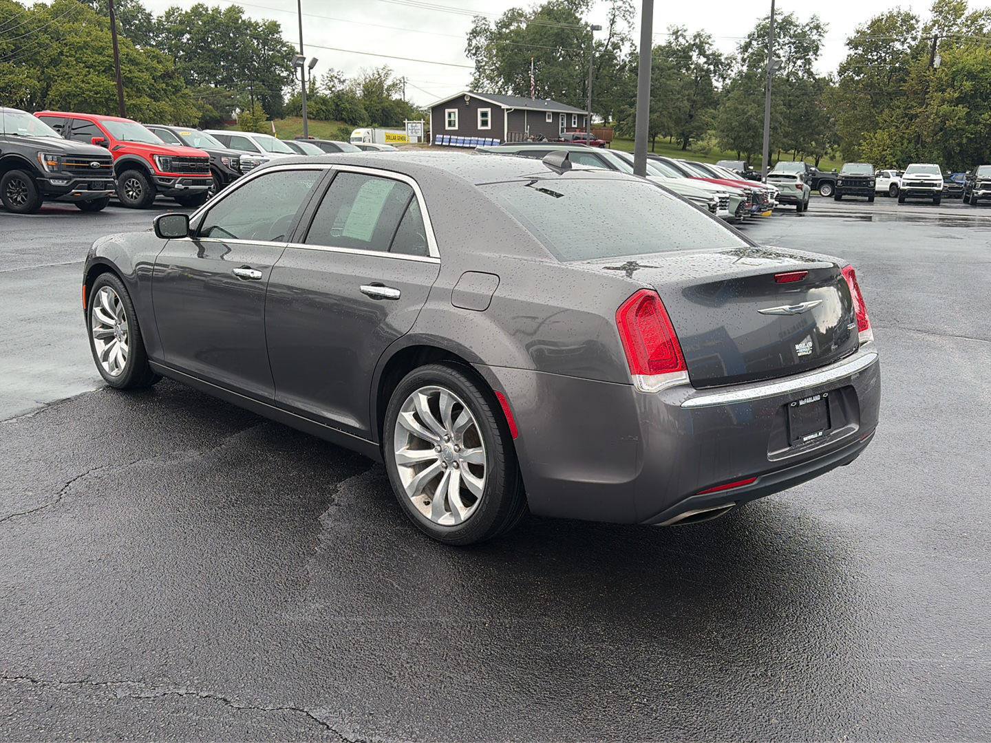 Used 2017 Chrysler 300 C RWD image 3