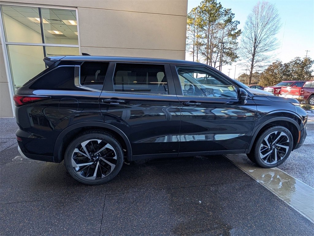 Used 2024 Mitsubishi Outlander SE Black Edition image 7