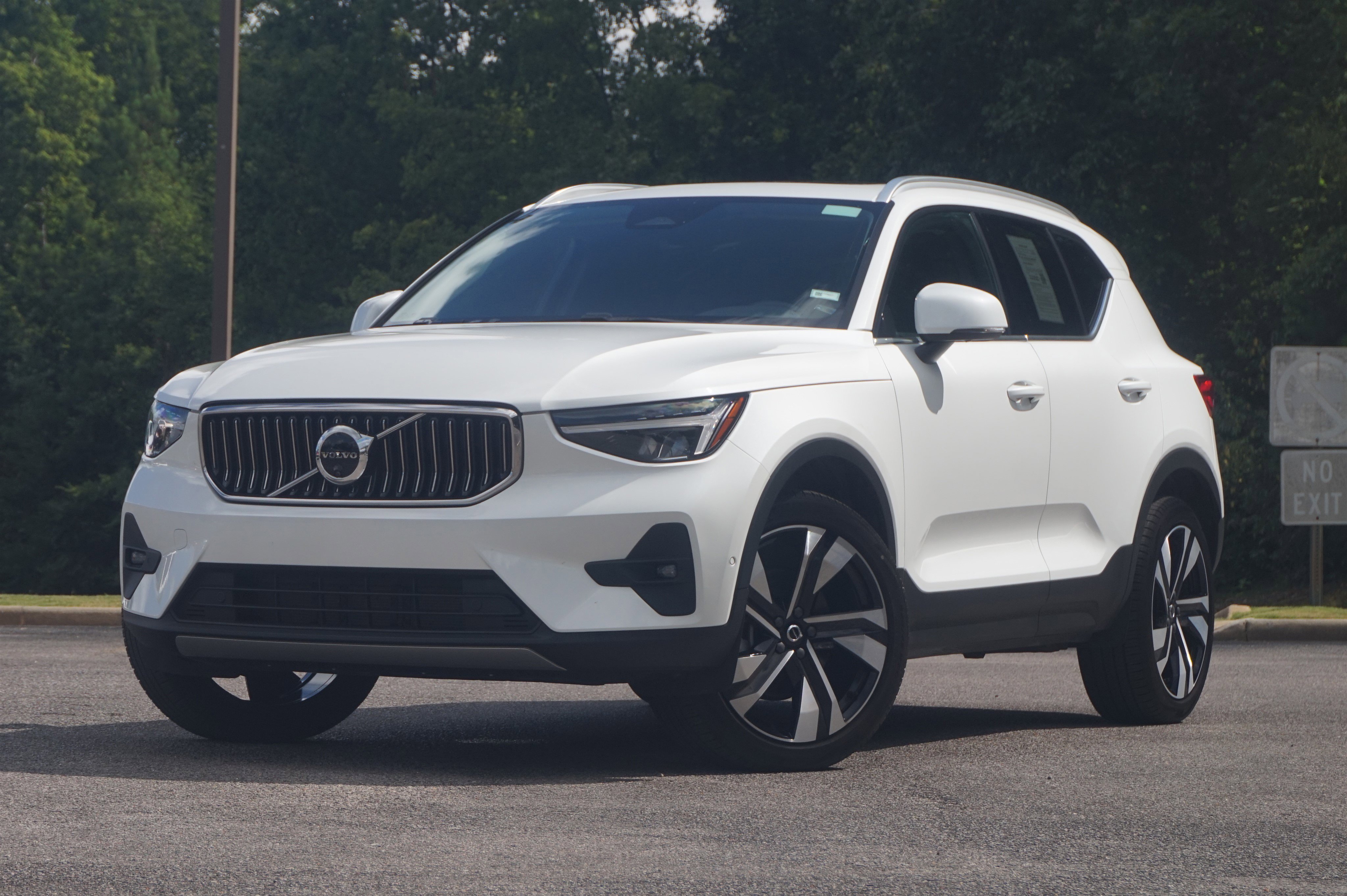 Used 2025 Volvo XC40 B5 Plus image 4