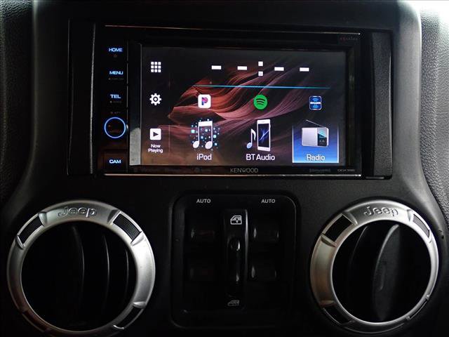 Used 2015 Jeep Wrangler Unlimited Rubicon w/ Connectivity Group AWD/4WD image 16