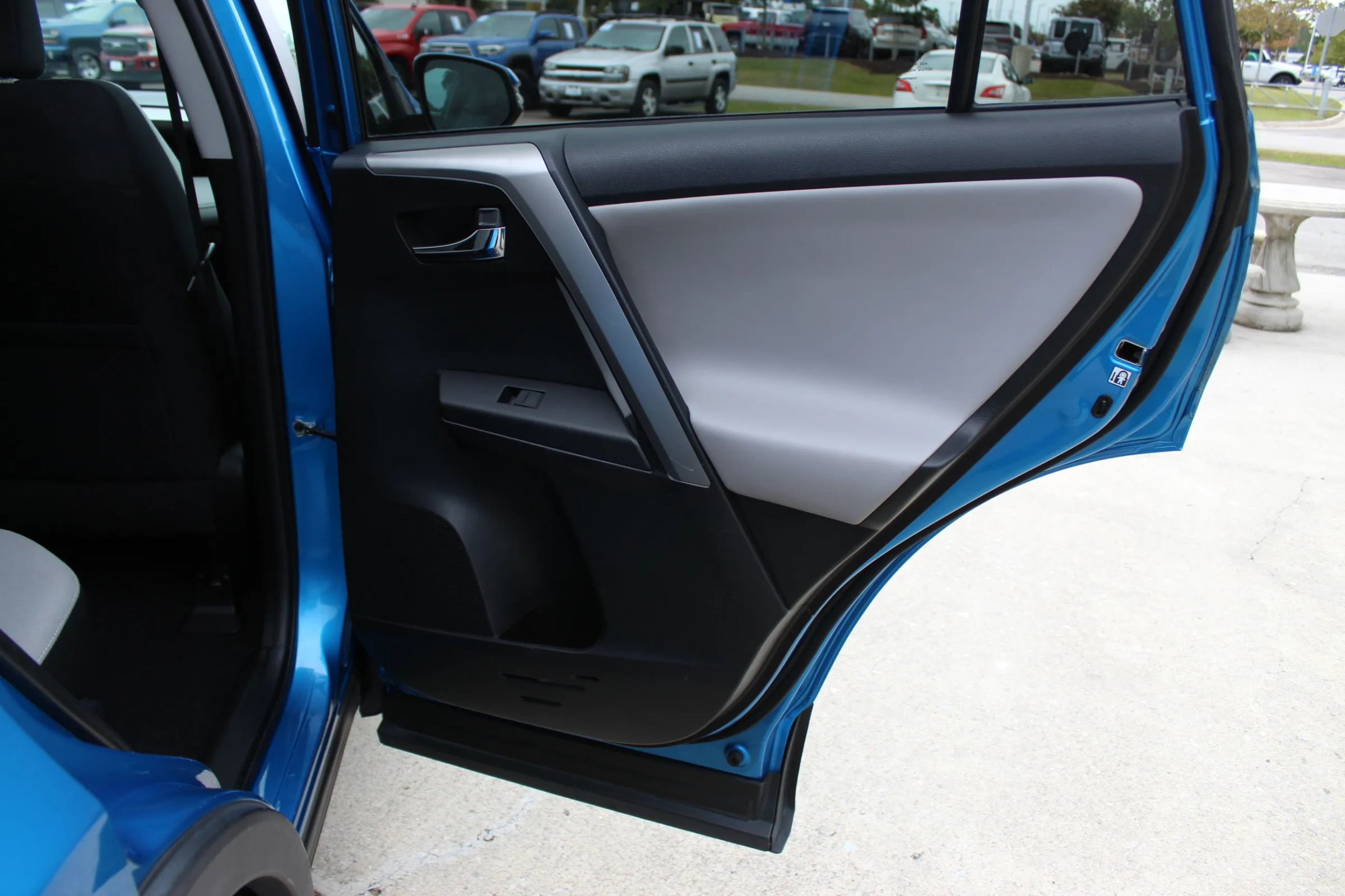 Used 2016 Toyota RAV4 XLE image 23