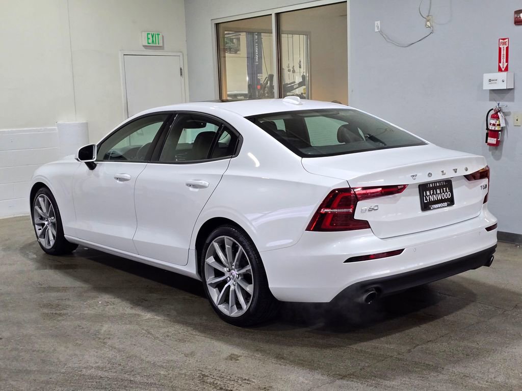 Used 2021 Volvo S60 T6 Momentum w/ Premium Package image 6