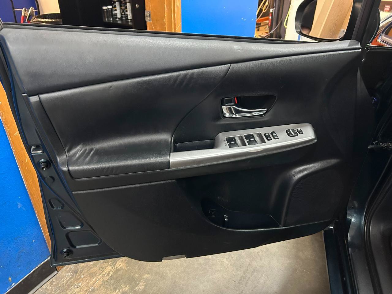 Used 2017 Toyota Prius V Four w/ Carpet Mat Package FWD image 16