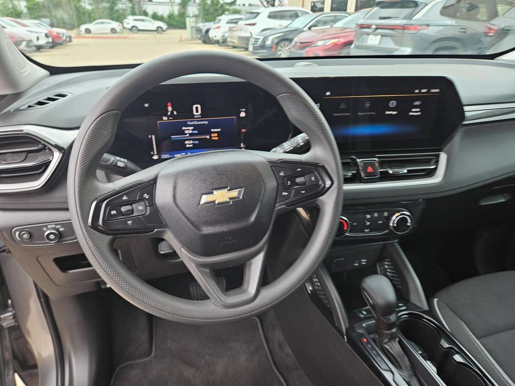 Used 2025 Chevrolet TrailBlazer LT AWD/4WD image 16