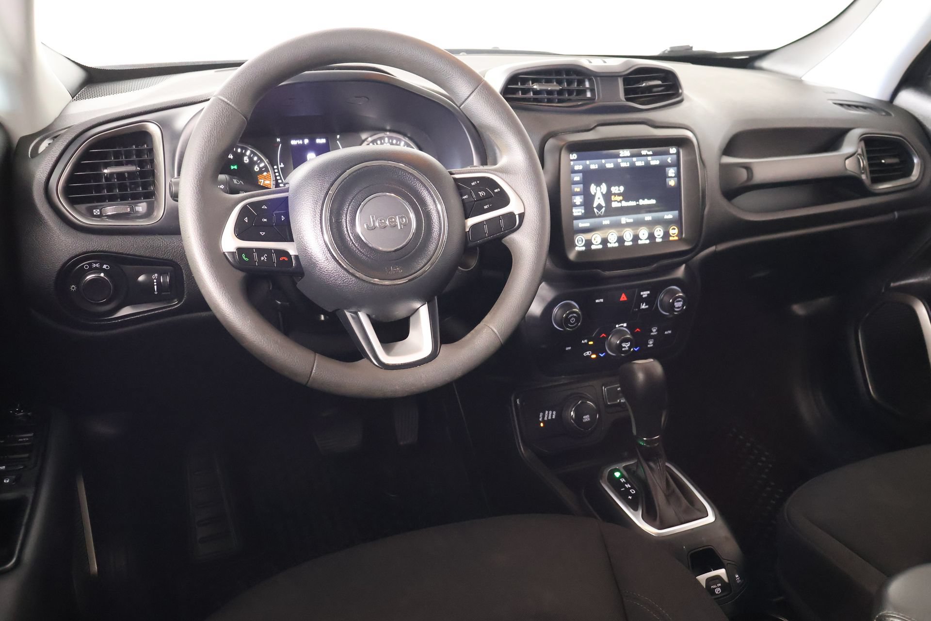 Used 2023 Jeep Renegade Latitude AWD/4WD image 2