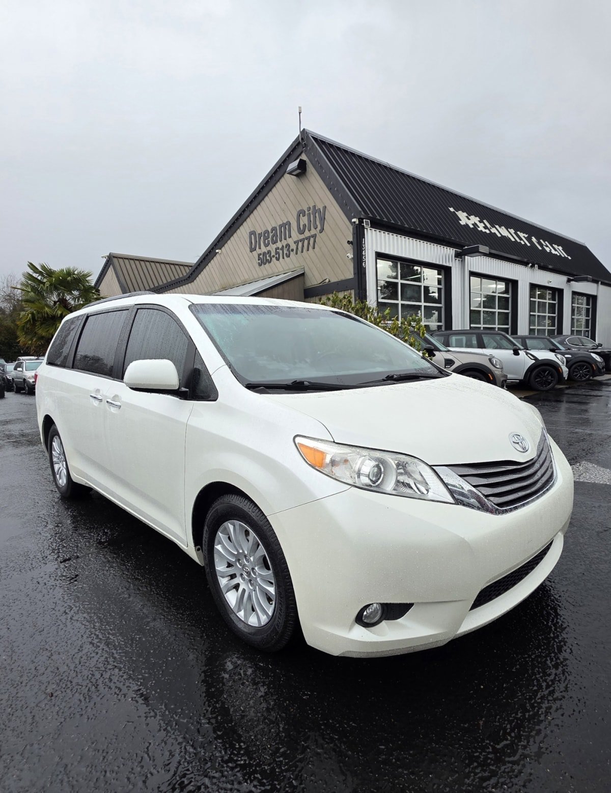 Used 2015 Toyota Sienna XLE w/ XLE Navigation Package FWD image 3