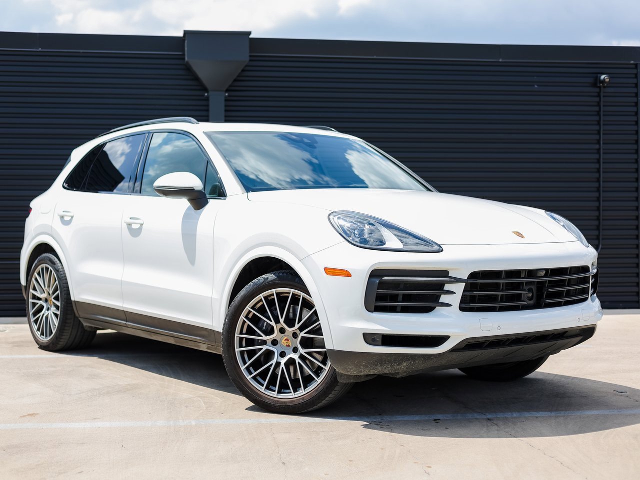 Certified 2023 Porsche Cayenne Platinum Edition image 9