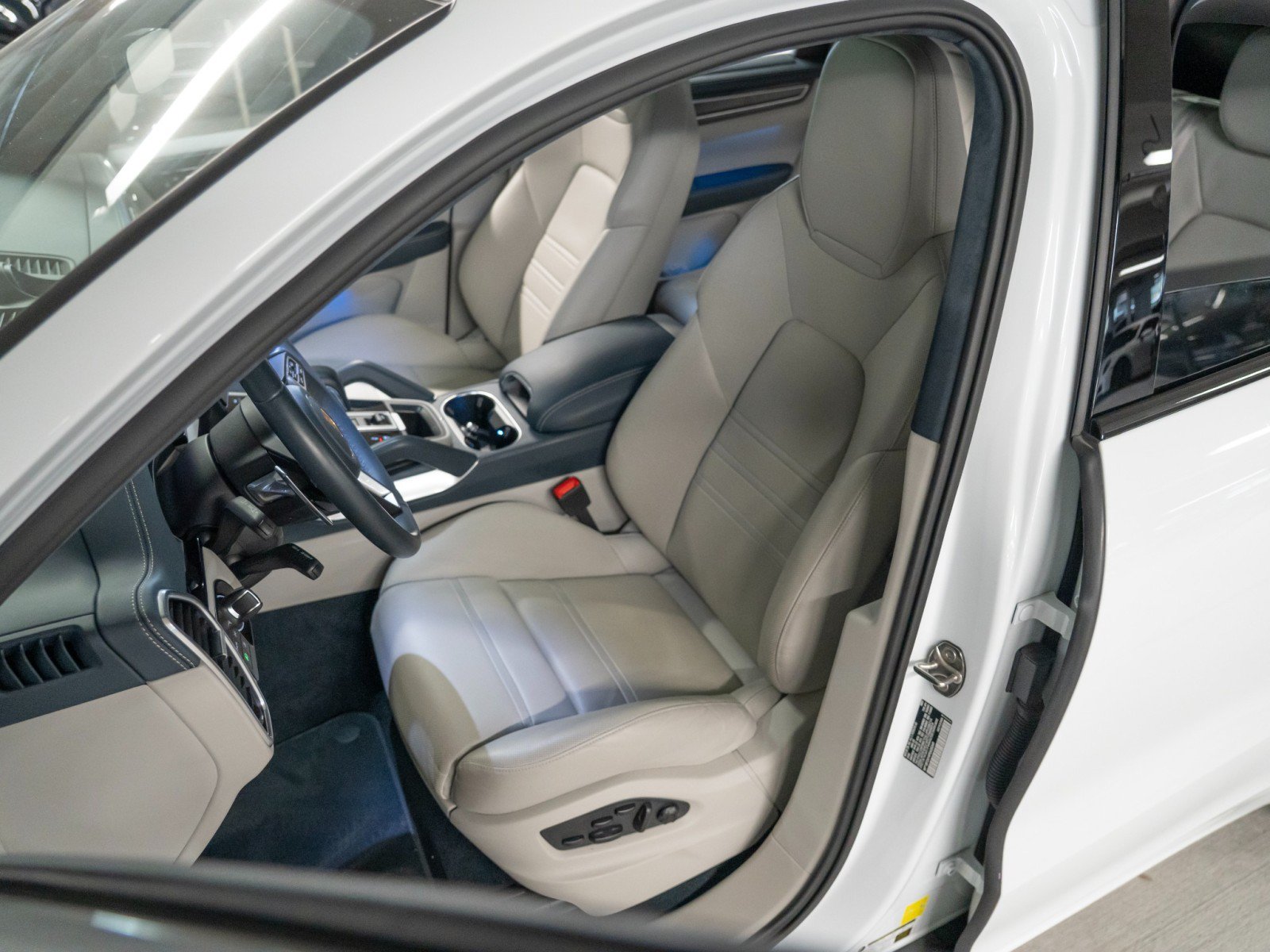 Certified 2023 Porsche Cayenne Turbo AWD/4WD image 5