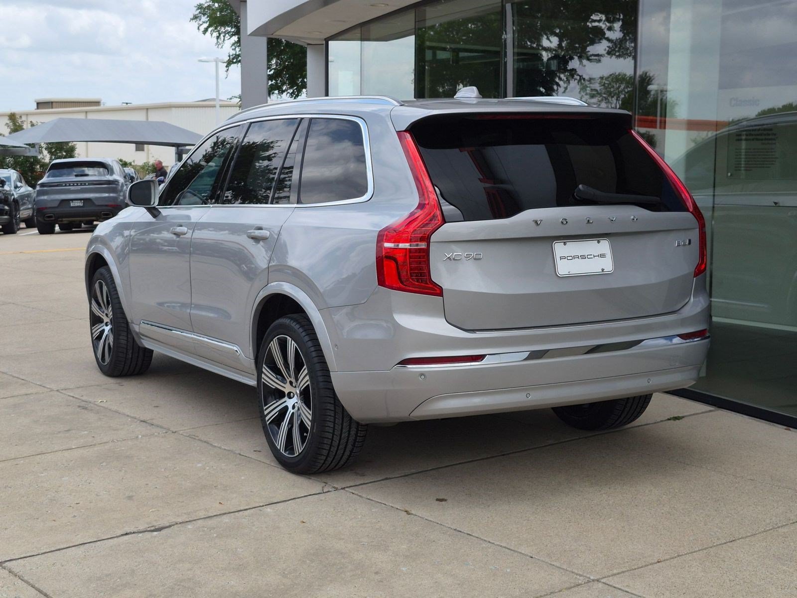 Used 2023 Volvo XC90 B6 Ultimate w/ Protection Package Premier AWD/4WD video 3