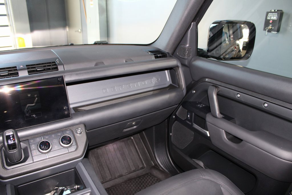 Used 2025 Land Rover Defender 110 X-Dynamic SE image 25