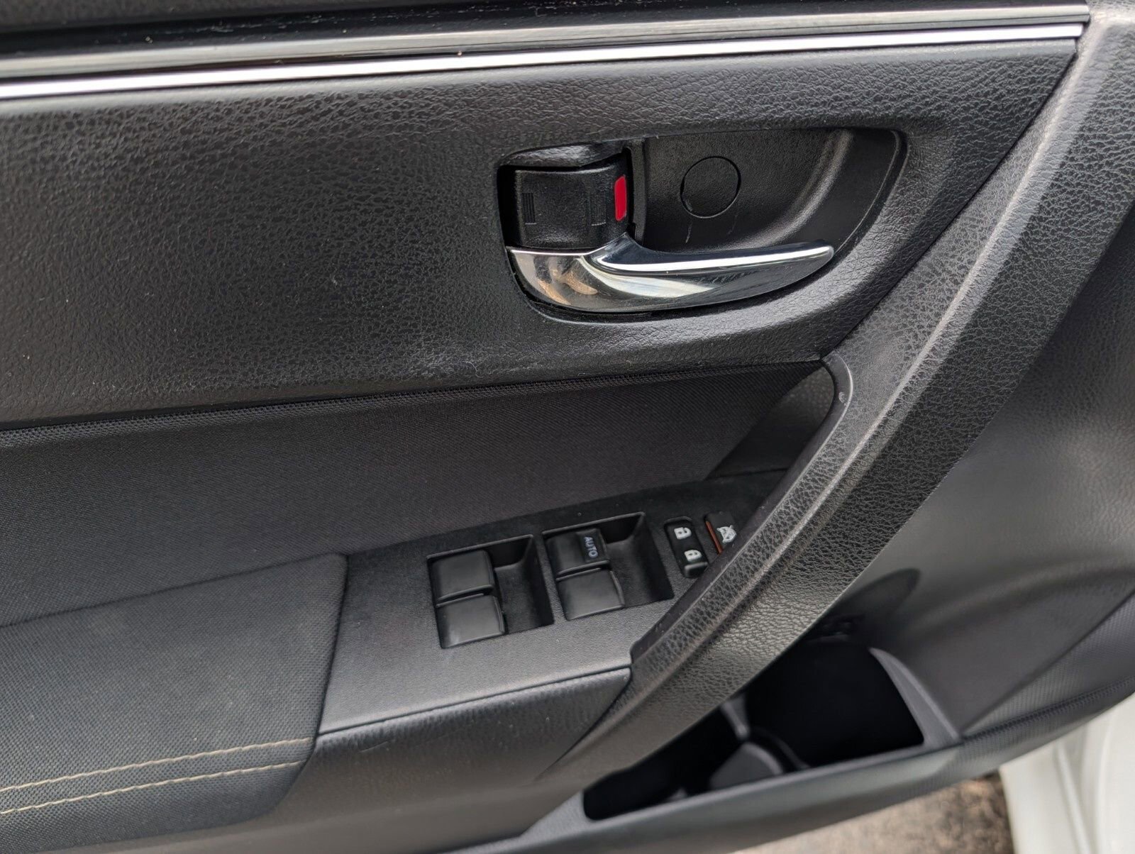 Used 2018 Toyota Corolla LE image 21