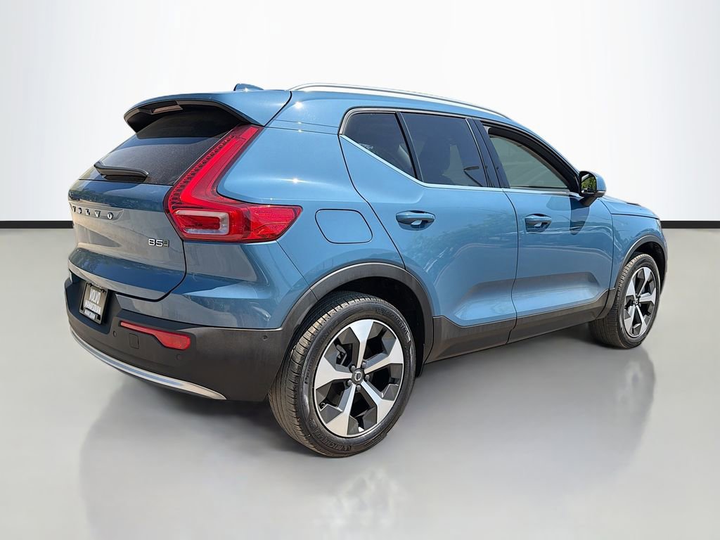Used 2025 Volvo XC40 B5 Plus image 5