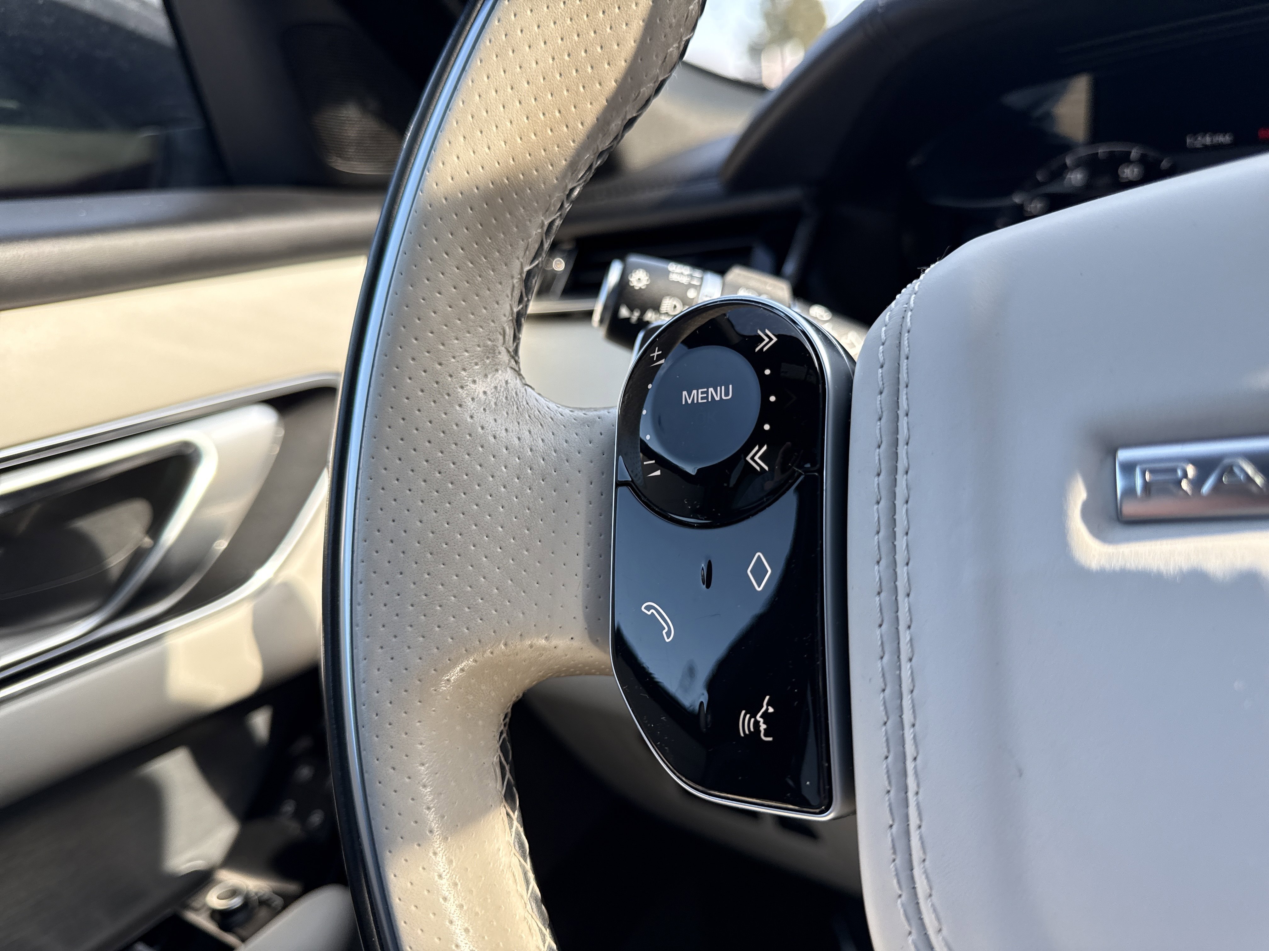 Used 2018 Land Rover Range Rover Velar R-Dynamic SE image 39