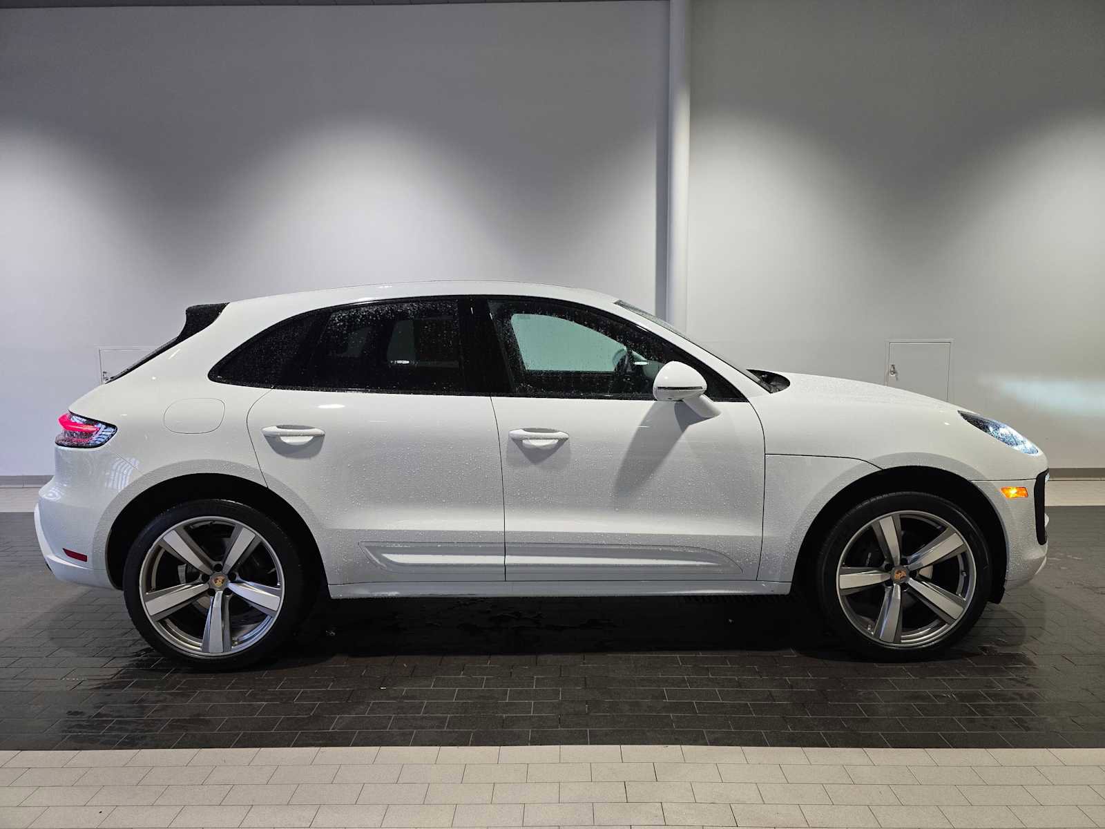 Used 2024 Porsche Macan AWD/4WD image 8