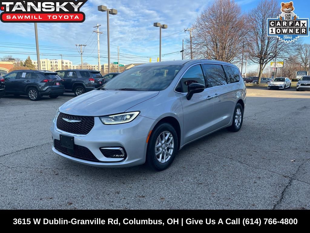 Used 2026 Chrysler Pacifica Select image 1