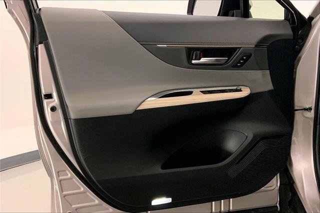 Used 2024 Toyota Venza XLE image 24